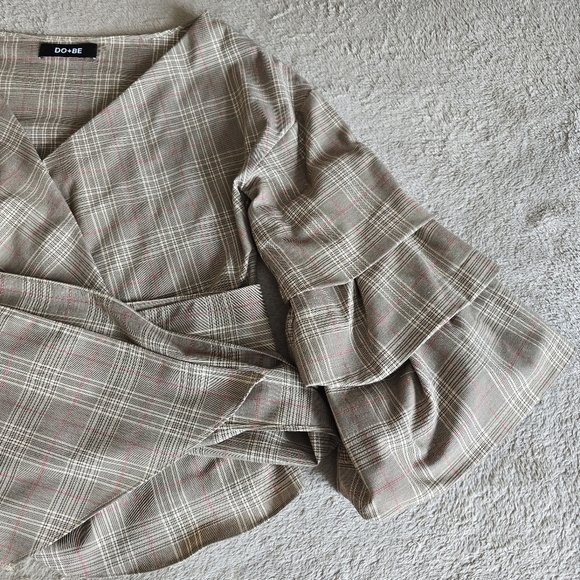 Do+Be Plaid Wrap Top with tiered bell sleeves size medium - Picture 11 of 16